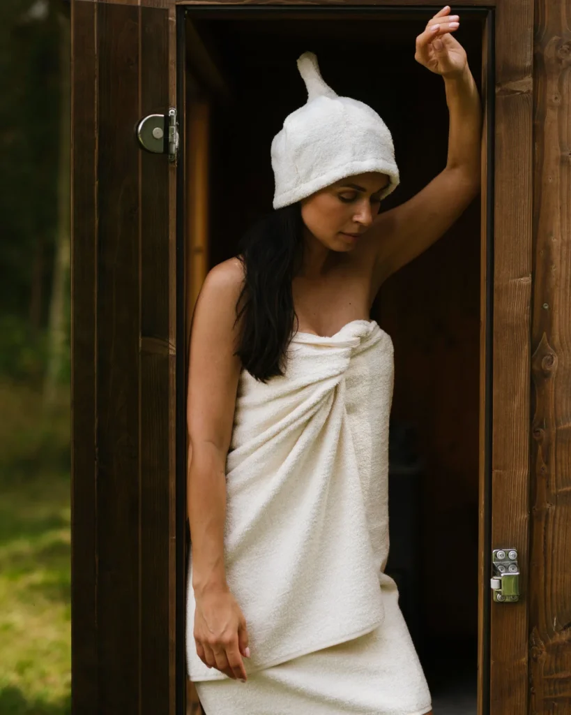 Kobieta w czapce do sauny frotte off white.