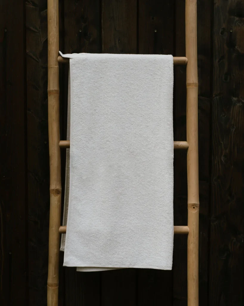 Ręcznik do sauny frotte off white len na drabince.