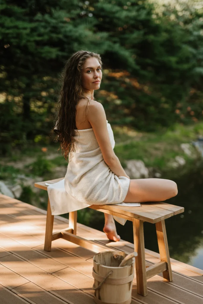 kobieta po saunowaniu owinięta w lniany ręcznik frotte off white