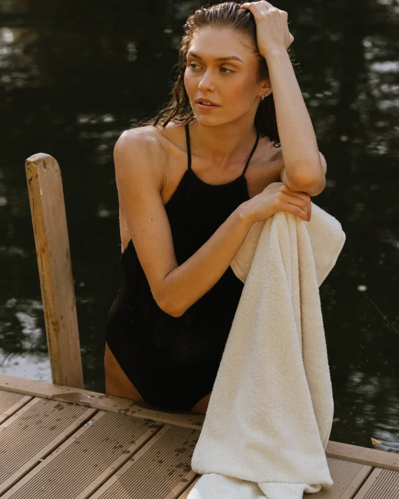 kobieta wycierająca się w lniany ręcznik frotte off white