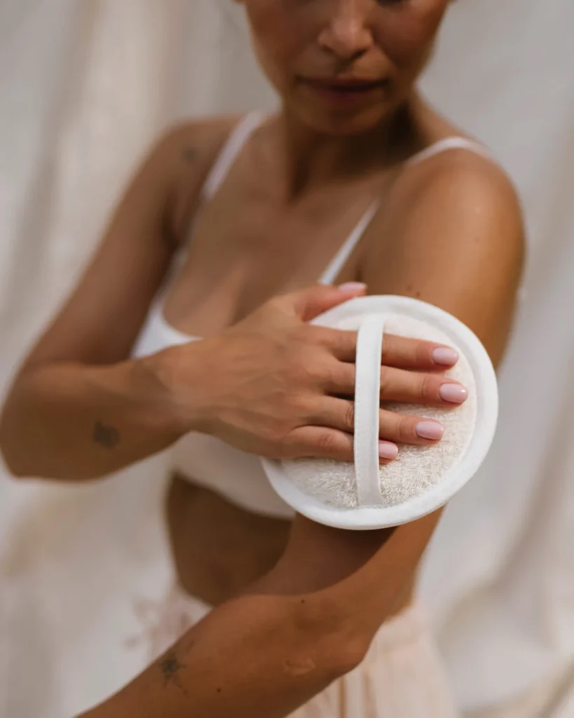 Krążek do peelingu ciała off white lniany.