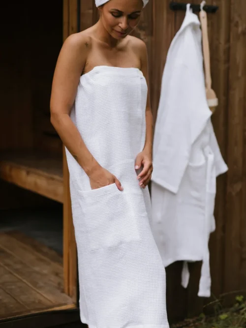 kobieta w trakcie saunowania ubrana w pareo do sauny wafel white