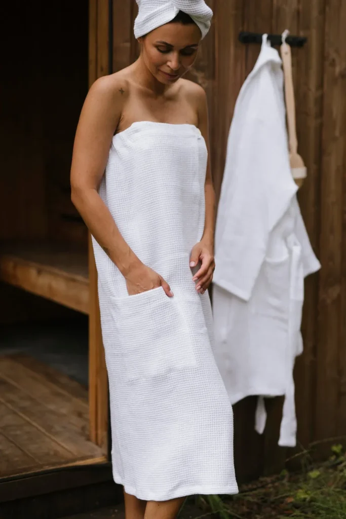 kobieta w trakcie saunowania ubrana w pareo do sauny wafel white