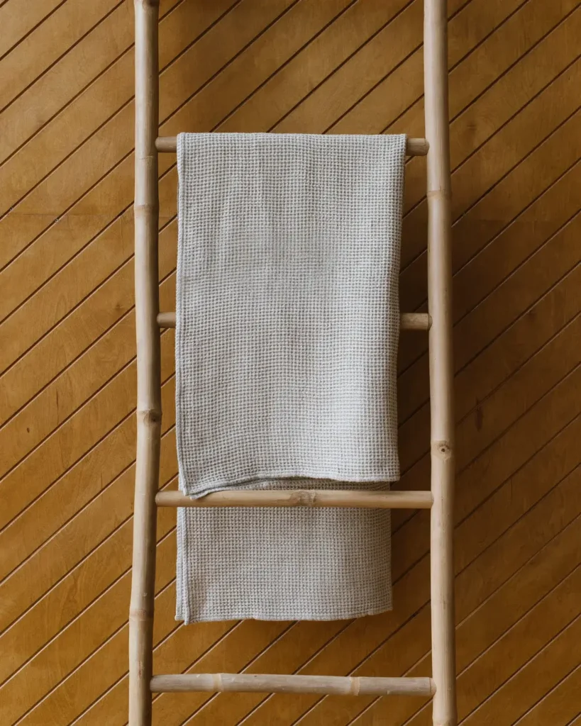 Wiszący na drabince ręcznik lniany do sauny wafel natural.