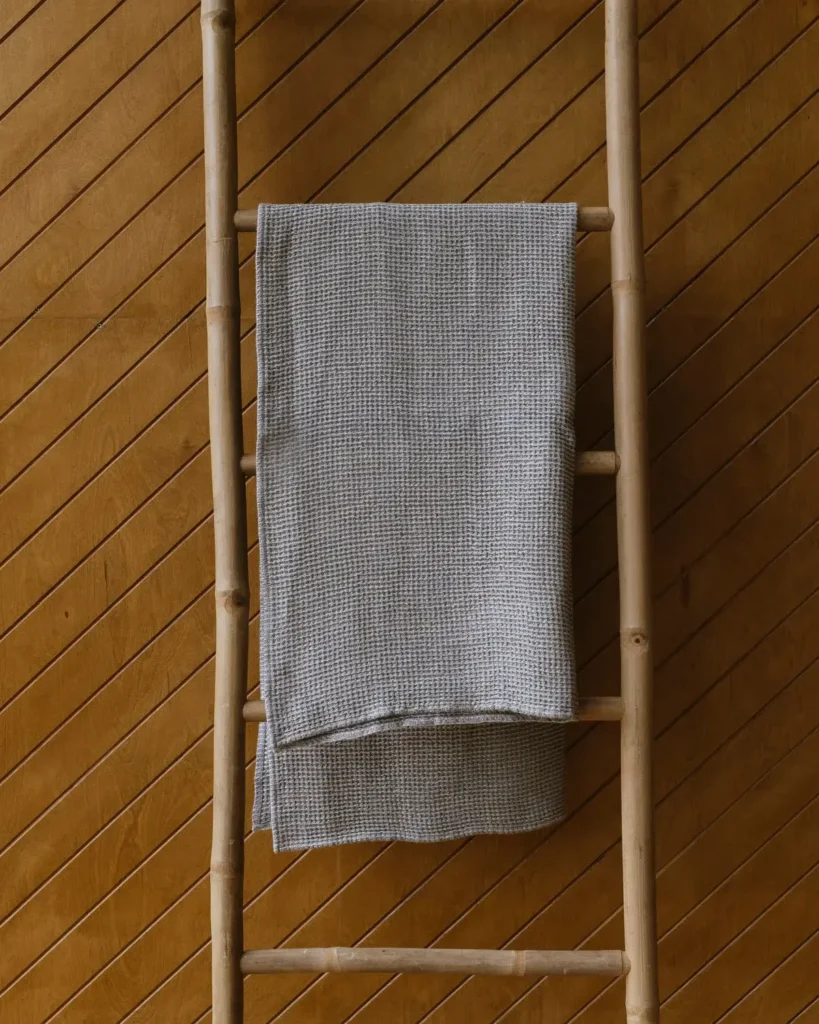 Ręcznik lniany do sauny wafel natural grey na drabince.