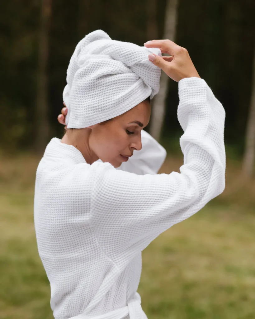 Kobieta w lnianym turbanie do sauny wafel white. Lniane turbany do włosów.