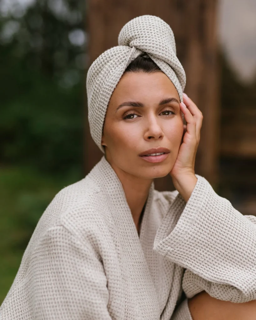 Kobieta w lnianym turbanie do sauny wafel natural.