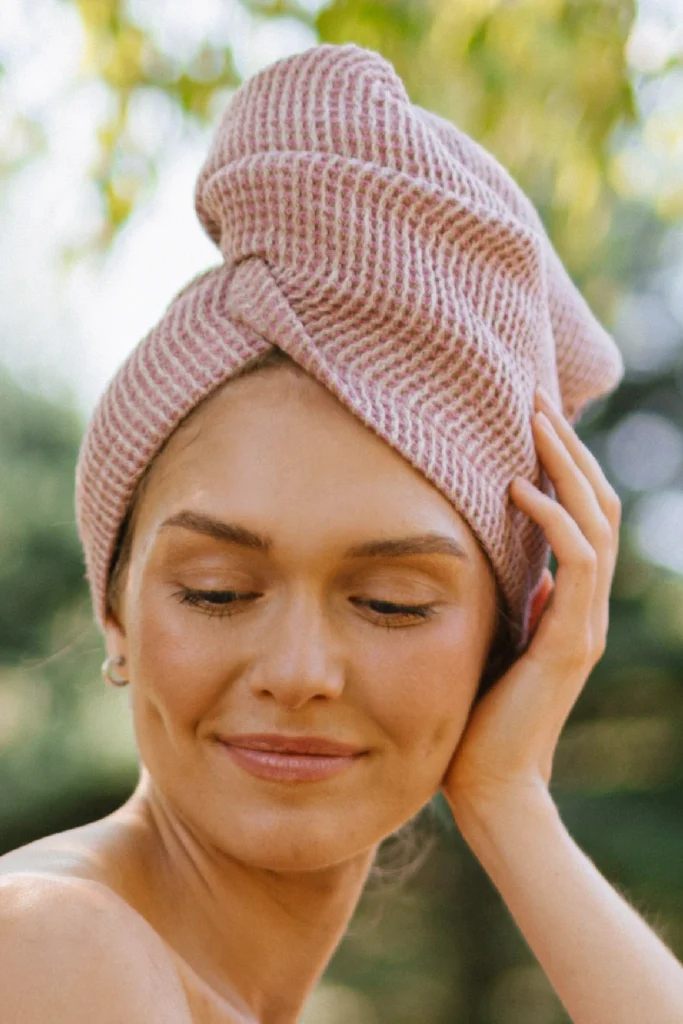 kobieta po saunowaniu ubrana w lniany turban wafel natural raspberry