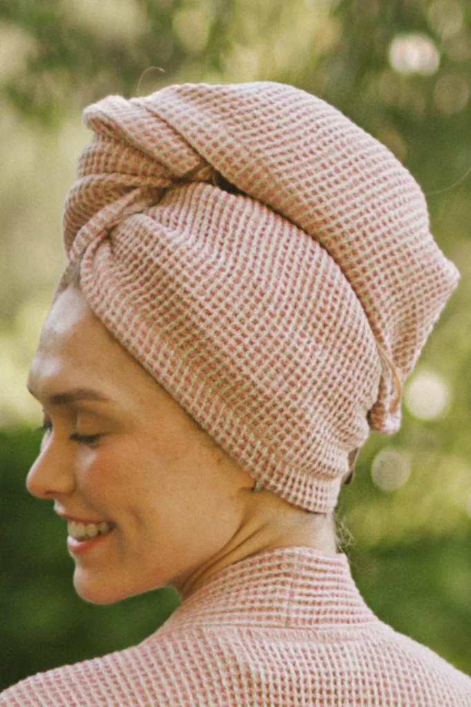 kobieta po saunowaniu ubrana w lniany turban wafel natural raspberry