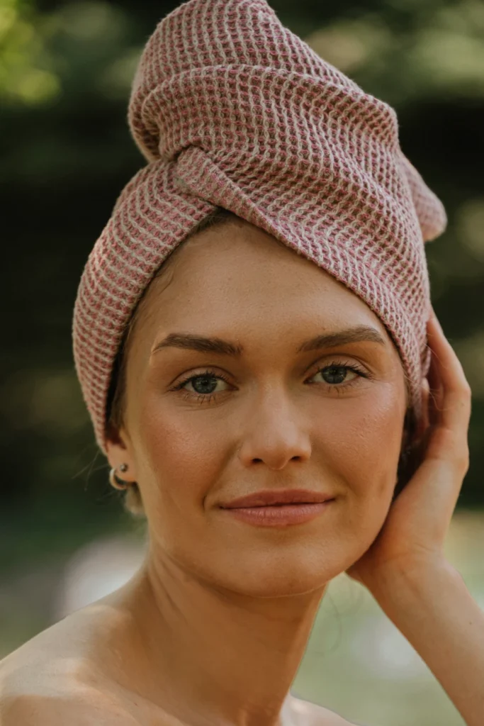 kobieta po saunowaniu ubrana w lniany turban wafel