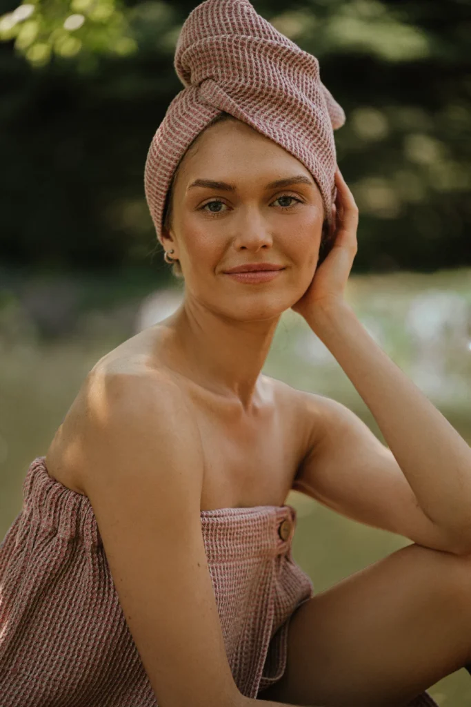 kobieta po saunowaniu ubrana w lniany turban wafel i naturalne lniane pareo