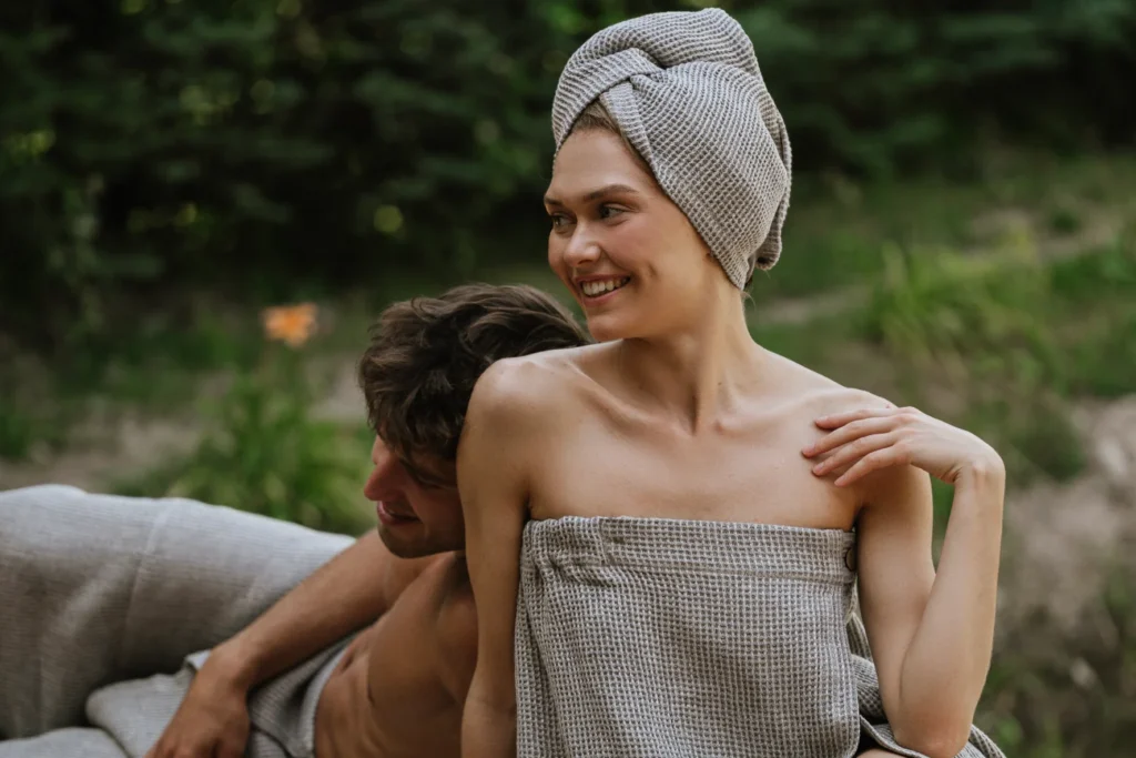 kobieta i mężczyzna relaksujący się po saunowaniu
