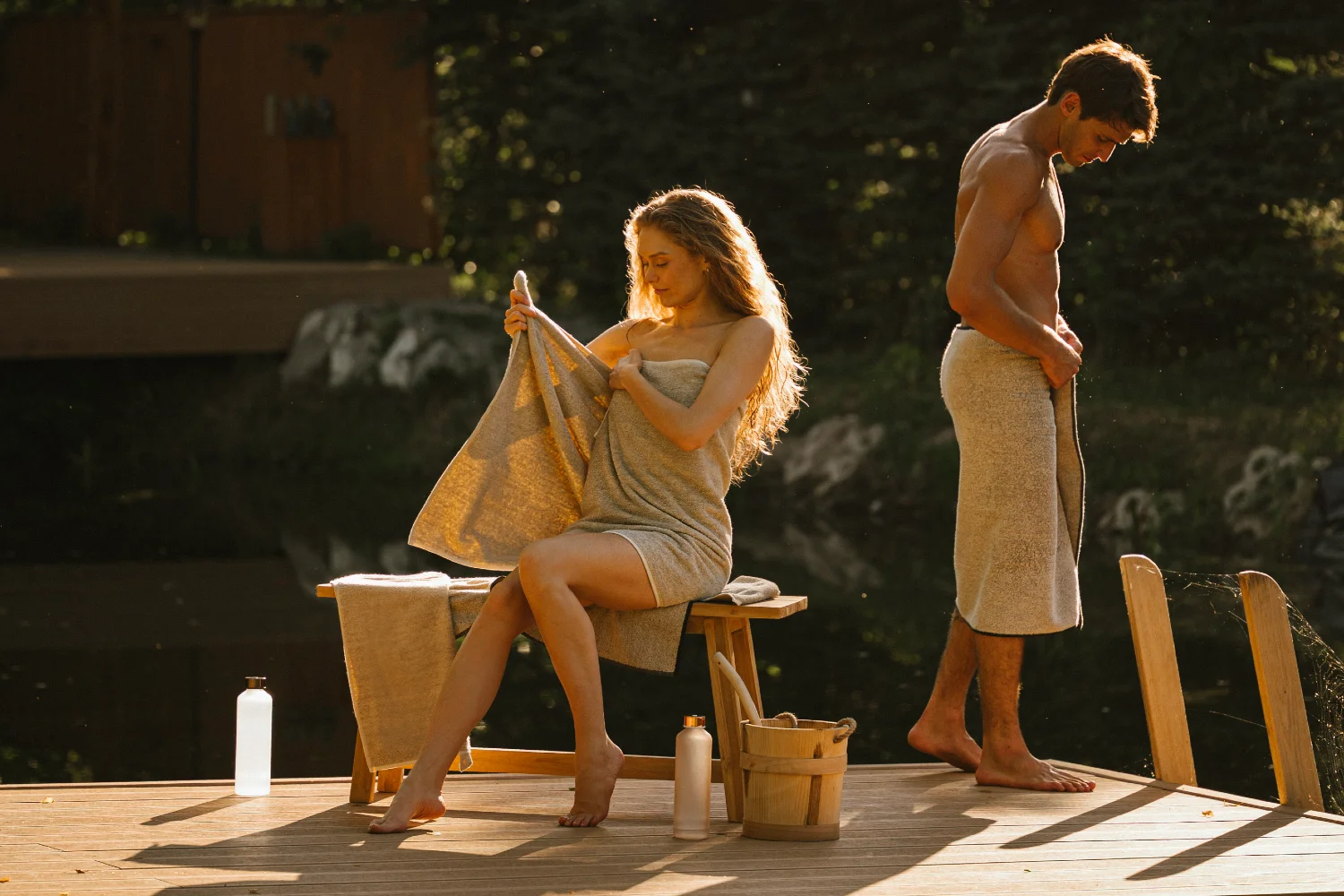 kobieta i mężczyzna podczas przerwy w saunowaniu