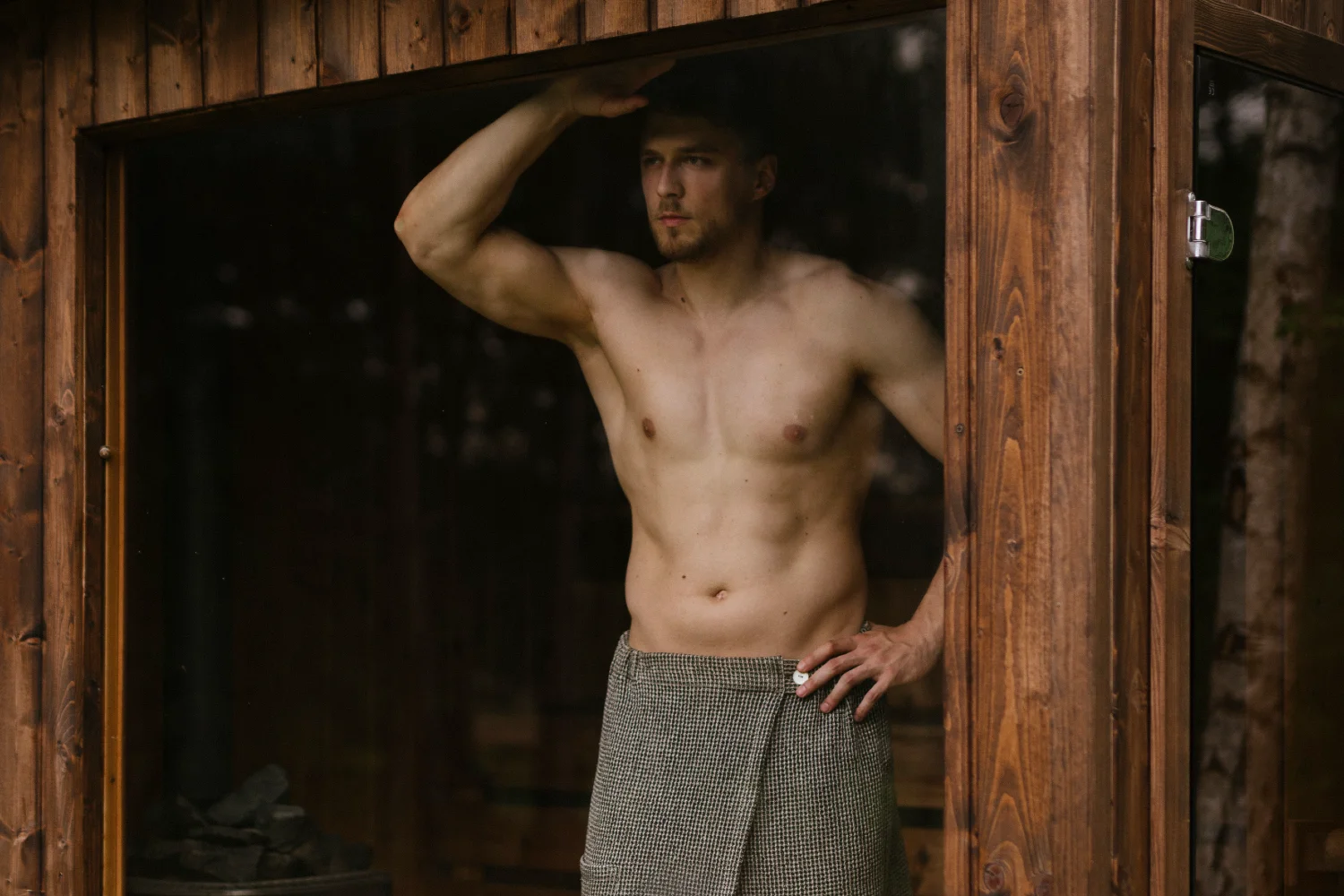 mężczyzna w trakcie saumowania ubrany w lniany kilt do sauny wafel natural black