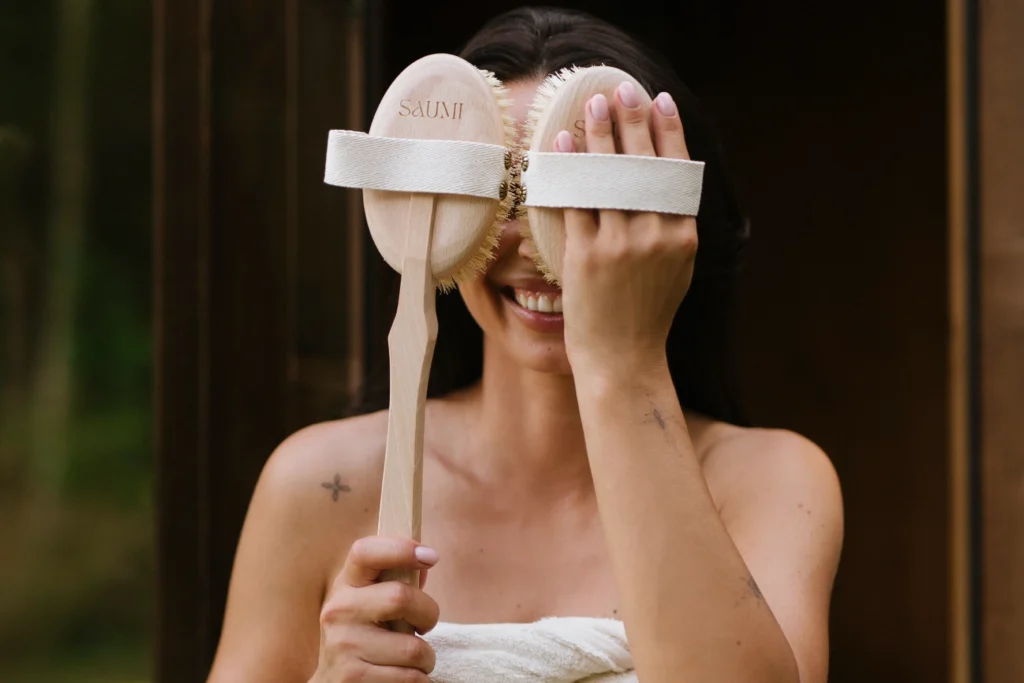 kobieta w trakcie saunowania ze szczotkami do masażu