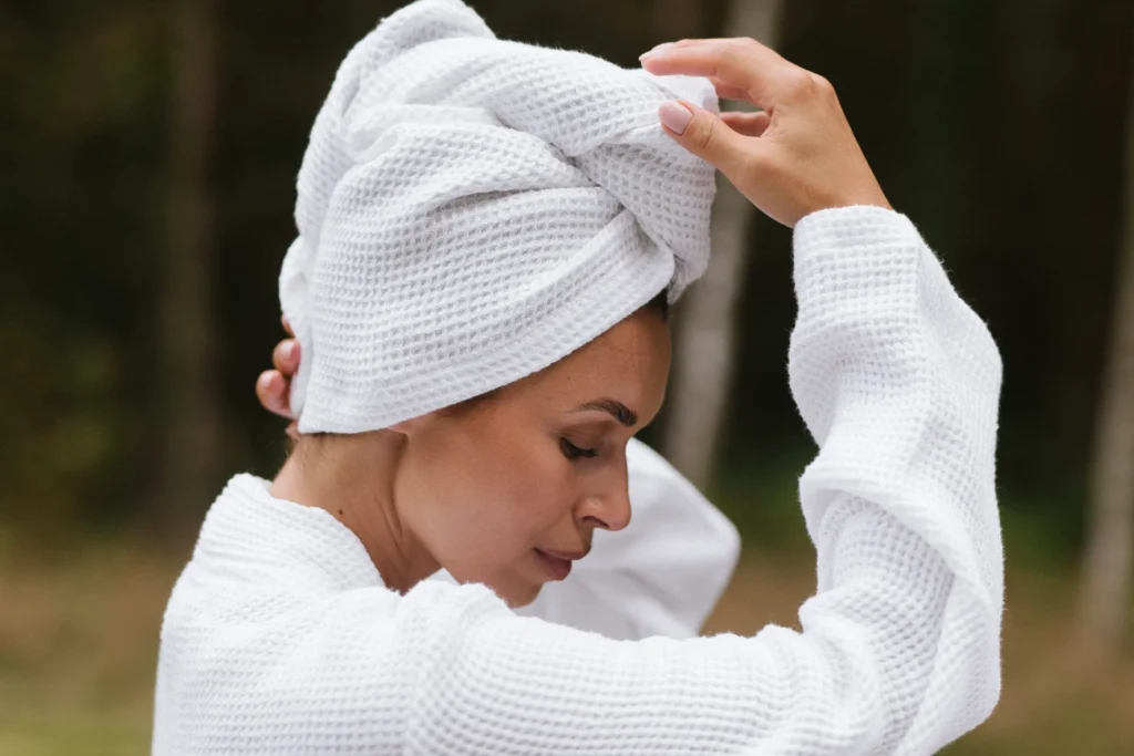 kobieta ubrana w lniany szlafrok i turban do sauny