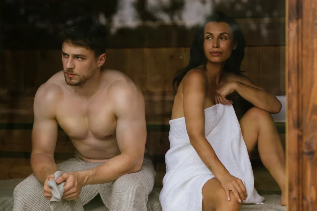 para saunująca okryta lnianymi ręcznikami do sauny