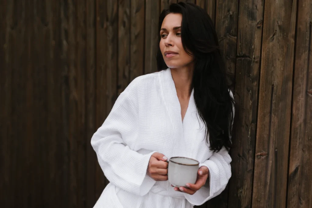 kobieta w trakcie saunowania ubrana w lniany szlafrok