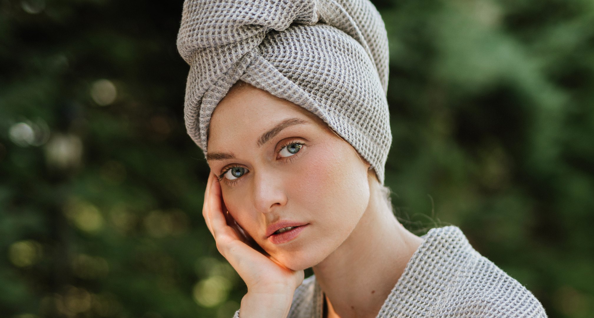 kobieta w trakcie seansu sauowania, ubrana w lniany szlafrok i pareo wafel natural grey